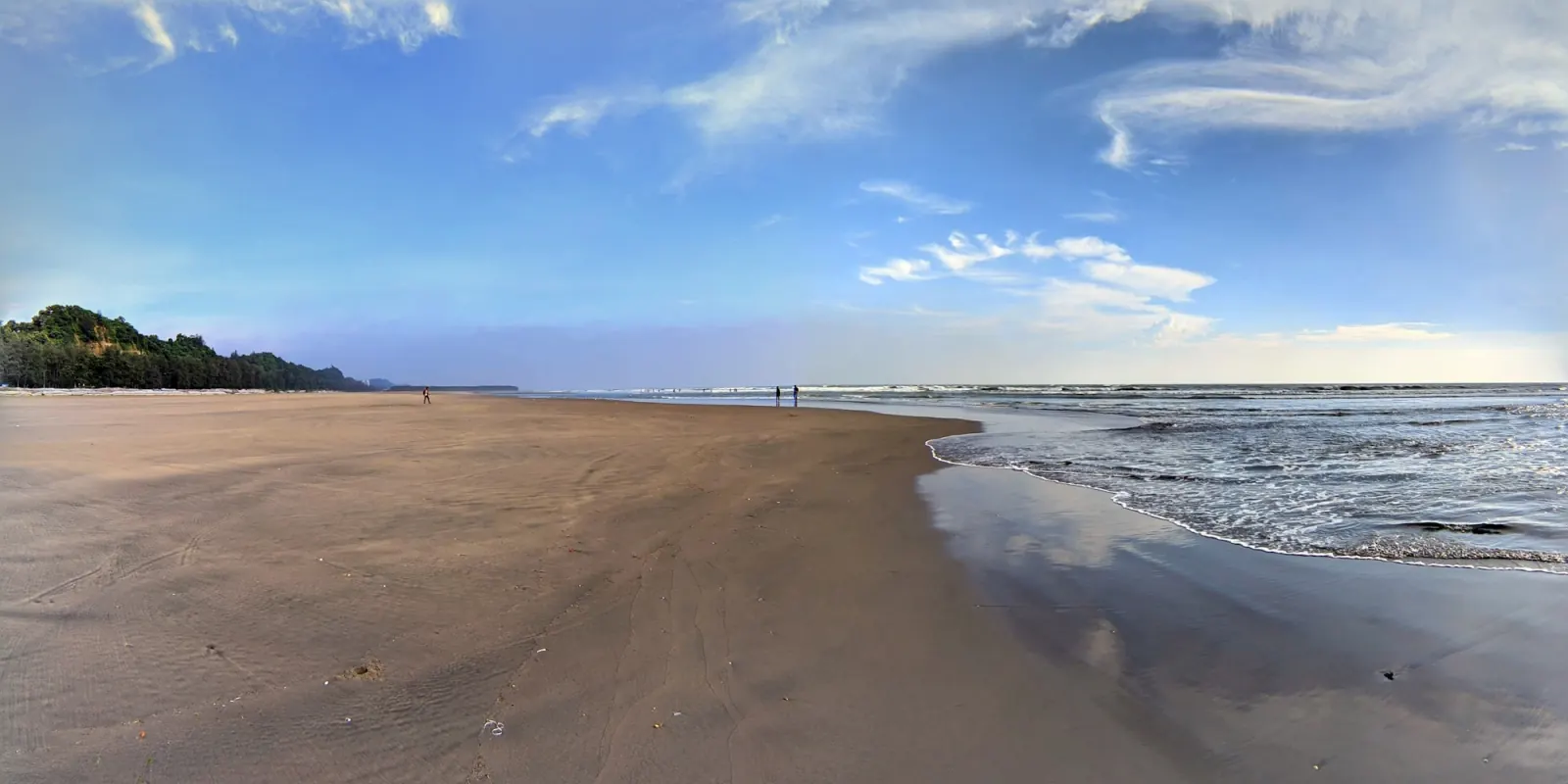 Wide sandy beach and waves at Cox’s Bazar, Bangladesh during the Cox’s Bazar Tour